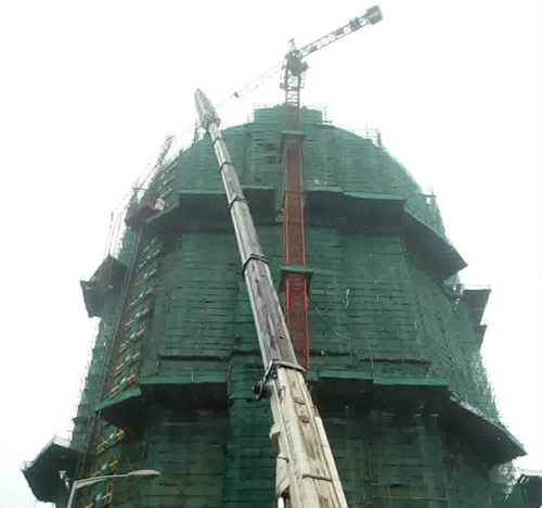 信阳市吊车在工地上作业